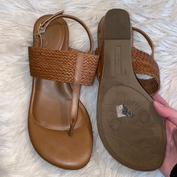 Tan/brown Size 9 Sandals with Small Wedge Heel - Picture 3 of 4